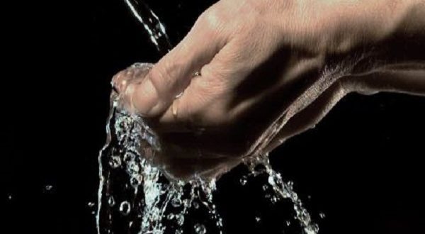 Allarme salute, acqua contaminata: 80% di microplastica pericola