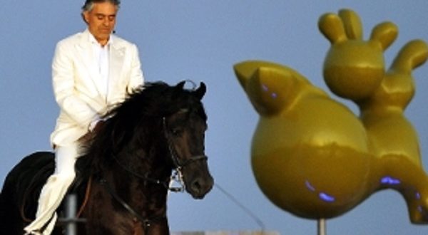 Andrea Bocelli cade da cavallo: il tweet dall’ospedale