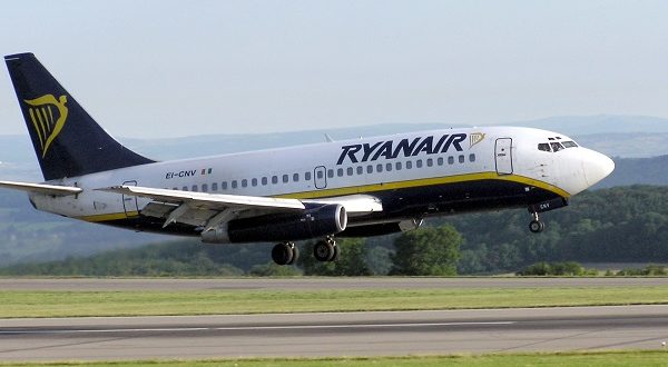 Perché la compagnia low cost irlandese ha pianificato una riduzione dei voli fino alla fine di ottobre e come richiedere il rimborso dei biglietti aerei in caso di prenotazione Cancellazione voli Ryanair, cause e modalità di rimborso Da oggi alla fine di ottobre, la compagnia aerea Ryanair cancellerà oltre 2000 voli, con una media di circa 50 voli al giorno. Il perché lo ha spiegato la compagnia low cost irlandese. L’obiettivo è migliorare la puntualità, passata nelle prime due settimane di settembre dal 90% a meno dell’80%. Questo calo è dato dagli scioperi dei controllori di volo, al maltempo e all’impatto crescente delle ferie di piloti e personale di cabina. Insomma, il personale va in vacanza e la flotta di Dublino deve correre ai ripari per non deludere i suoi clienti. Da una stima veloce, si dovranno cancellare meno del 2% dei 2500 collegamenti quotidiani. Perché Ryanair ha cancellato voli a fine ottobre Robin Kiely, capo della comunicazione di Ryanair, prova a scusarsi con i clienti che saranno coinvolti dalle cancellazioni, promettendo di trovare voli alternativi, o far partire i risarcimenti. Peccato che ciò non è bastato a calmare la rabbia dei fruitori della compagnia aerea irlandese low cost. Un fulmine a ciel sereno che ha colpito all’improvviso e, come contromisura, la protesta passa su Twitter. Molti utenti si chiedono se dietro ogni cancellazione ci siano questioni operative e non scioperi o maltempo. Tanto da poter chiedere il rimborso dei biglietti. Come chiedere il rimborso o cambio volo gratuito Ryanair Chi riceve un messaggio di cancellazione del volo potrà richiedere un cambio volo gratis o un rimborso attraverso la pagina dedicata del sito ufficiale di Ryanair, compilando una scheda. Di solito, l’azienda preferisce far cambiare aereo ai clienti per non sborsare soldi Però sono tanti i clienti che si sono lamentati per lo scarso preavviso, un messaggio sul telefonino la stessa mattina della partenza. L’opzione del cambio è stata proposta, ma spesso non coincidono le disponibilità. Oltre a questo, la scarsa alternativa per raggiungere la destinazione in breve tempo fa infuriare i clienti, i quali preferiscono essere rimborsati.