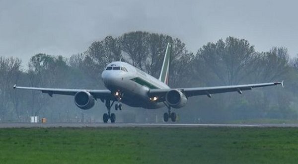 Bimbo muore in aereo, atterraggio di emergenza a Bari