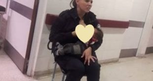 Poliziotta allatta il bambino della detenuta: foto virale