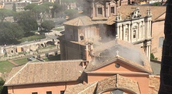 San Giuseppe dei Falegnami, crolla il tetto della chiesa a Roma