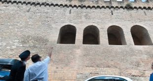 Passetto di Borgo, Roma: cadono frammenti dal muro